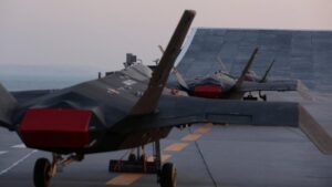 Selain meluncurkan drone dan helikopter, kapal perang ini juga menampung kapal serang cepat dan kapal selam tak berawak, selain misil jelajah antikapal jarak pendek.