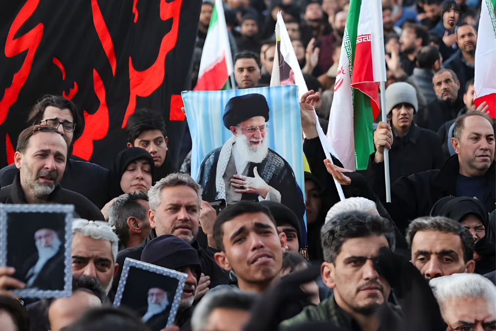 Warga Iran berduka atas kematian pemimpin tertinggi mereka Ayatullah Ali Khamenei dalam serangan Israel dan AS pada Sabtu, di Teheran, Iran, 1 Maret 2026. (Majid Asgaripour/WANA via Reuters)