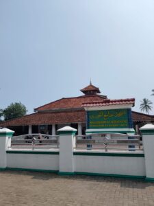Menengok sejarah Masjid Jami Al Khusaeni Carita (Masjid Agung Carita). Cagar budaya bersejarah tahun 1889 yang dibangun pasca-erupsi Krakatau.